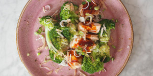 Beitragsbild des Blogbeitrags Teriyaki-Lachs mit Nudeln im grünen Tee wie Brokkoli