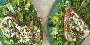 Beitragsbild des Blogbeitrags Gebackene Auberginen mit grünem Ziegenkäse-Salat