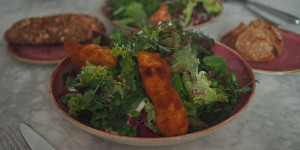 Beitragsbild des Blogbeitrags Kräutersalat mit ausgelöstem Backhendl
