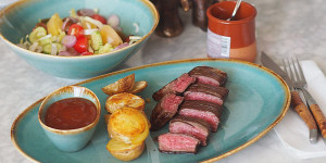 Beitragsbild des Blogbeitrags Flanksteak mit Kartoffeln und BBQ-Sauce