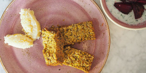 Beitragsbild des Blogbeitrags Getreidebratl mit Sellerienockerln, roter Bete und Joghurt-Lassi