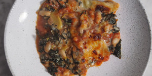 Beitragsbild des Blogbeitrags Flüssige Schwarzkohl-Bohnen-Lasagne