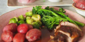 Beitragsbild des Blogbeitrags Kalbsstelze mit Kohlsprossen, Brokkoli und roten Erdäpfeln 