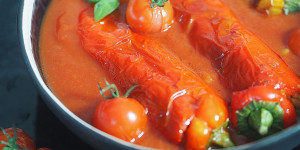 Beitragsbild des Blogbeitrags Gefüllte Spitzpaprika mit Paradeissauce 