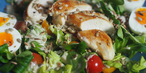Beitragsbild des Blogbeitrags Hähnchen-Vogerl-Salat