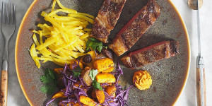Beitragsbild des Blogbeitrags Steak mit Café de Paris Butter, Pommes allumettes und Ofengemüse