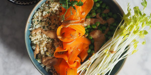 Beitragsbild des Blogbeitrags Bettina Matthaei: Bowl mit Blumenkohl-Reis, Karottenstreifen, Erbsen und Miso-Mandel-Dip 