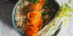 Beitragsbild des Blogbeitrags Bettina Matthaei: Bowl mit Blumenkohl-Reis, Karottenstreifen, Erbsen und Miso-Mandel-Dip