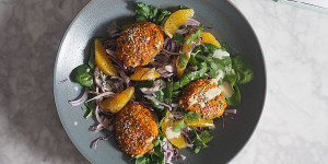 Beitragsbild des Blogbeitrags Süßkartoffel-Falafeln auf Blattsalaten mit Orangenfilets und Orangen-Tahini-Dressing