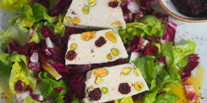 Beitragsbild des Blogbeitrags Hühnerpaté mit Pistazien und Cranberrys auf Radicchio
