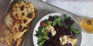 Beitragsbild des Blogbeitrags Rote-Rüben-Salat mit einem mit Honig versetzten Ziegenkäse
