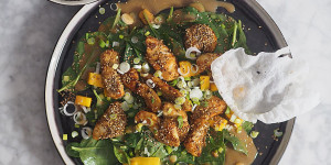 Beitragsbild des Blogbeitrags Sesam-Spinat-Salat mit Mango und Miso-Hühnchen