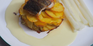 Beitragsbild des Blogbeitrags Skrei mit Spargel und Kartoffel in weißer Buttersauce 