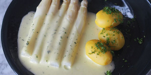 Beitragsbild des Blogbeitrags Weißer Solospargel mit Sauce béarnaise