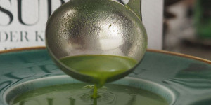 Beitragsbild des Blogbeitrags Frische Erbsensuppe (Pürée de Pois frais)