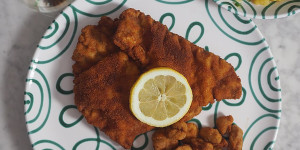 Beitragsbild des Blogbeitrags Wiener Schnitzel mit Erdäpfelsalat (und Kalbsbries)