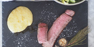 Beitragsbild des Blogbeitrags T-Bone-Steak vom Grauvieh mit Zirbenriebel und Graukäse 