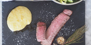 Beitragsbild des Blogbeitrags T-Bone-Steak vom Grauvieh mit Zirbenriebel und Graukäse