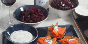 Beitragsbild des Blogbeitrags Räucherlachs mit Rotem Rübensalat