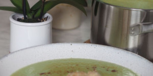 Beitragsbild des Blogbeitrags Brokkoli-Suppe mit Mandel-Nockerln und danach Linsenbrokkoli-Salat 