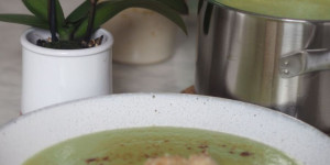 Beitragsbild des Blogbeitrags Brokkoli-Suppe mit Mandel-Nockerln und danach Linsenbrokkoli-Salat