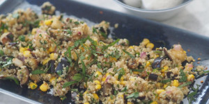 Beitragsbild des Blogbeitrags Auberginensalat mit Quinoa und Kräuterdressing 