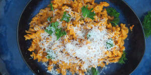 Beitragsbild des Blogbeitrags Linsen-Fusilli mit Paprika-Cashew-Grillsauce