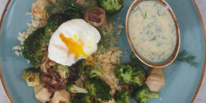 Beitragsbild des Blogbeitrags Hirse-Salat mit Artischocken, Brokkoli und pochiertem Ei 