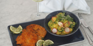 Beitragsbild des Blogbeitrags Putenschnitzel mit Kartoffel-Salat mit Radieschen