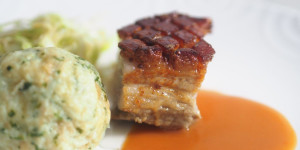 Beitragsbild des Blogbeitrags Schweinsbraten mit Semmelnknödeln und lauwarmem Krautsalat