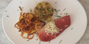 Beitragsbild des Blogbeitrags Geselchtes mit Kartoffelpüree , Röstzwiebel und Kraut & Kren 
