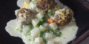 Beitragsbild des Blogbeitrags Eierschwammerlsuppe, Kohlrabi-Erbsen-Auflauf und Rote Grütze mit Vanillesoße