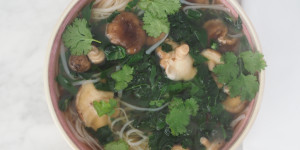 Beitragsbild des Blogbeitrags Gemüsesuppe mit Wintergrün und Nudeln