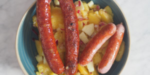 Beitragsbild des Blogbeitrags Würstel mit Kartoffelsalat auf jüdische Art