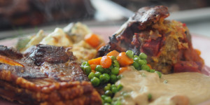 Beitragsbild des Blogbeitrags Schweinsbraten mit Gemüseguglhupf, Fenchelauflauf und Panettone-Pudding
