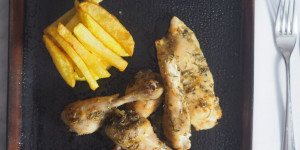 Beitragsbild des Blogbeitrags Brathähnchen auf die katalanische Art mit Kartoffelsticks
