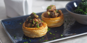 Beitragsbild des Blogbeitrags Vol-au-vents mit Kalbsbries, Spinat und Champignons