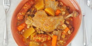 Beitragsbild des Blogbeitrags Krautsuppe mit weißen Bohnen und Entenkeulen