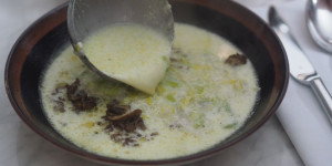 Beitragsbild des Blogbeitrags Porreesuppe mit Faschiertem und Champignons