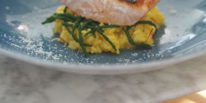 Beitragsbild des Blogbeitrags Safran-Risotto mit gebratenem Lachs