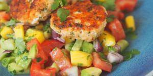 Beitragsbild des Blogbeitrags Lachs-Laibchen mit Mango-Salat