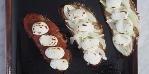 Beitragsbild des Blogbeitrags Fenchel- und Tomatenchutney-Brote 