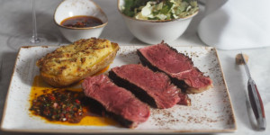 Beitragsbild des Blogbeitrags Tomahawk-Steak mit Chimichurri und Scamorza-Ofenkartoffel