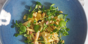 Beitragsbild des Blogbeitrags Erdäpfelsalat mit Sellerie und Pistazien