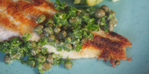 Beitragsbild des Blogbeitrags Und am Abend die Rettung: Welsfilet mit Kapern-Zitronen-Topping und Kartoffelkräuterstampf 