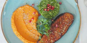 Beitragsbild des Blogbeitrags Ofen-Aubergine mit Hummus und Brokkoli-„Couscous“