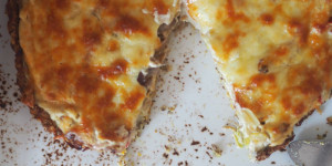 Beitragsbild des Blogbeitrags Gemüsequiche mit einem Zucchini-Leinsamen-Boden