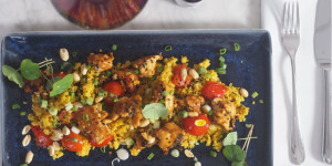 Beitragsbild des Blogbeitrags Scharfer Erdnußtofu auf Karfiolbrösel