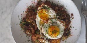 Beitragsbild des Blogbeitrags Bratradi mit Ei und Leinsamen-Schalotten 