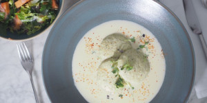 Beitragsbild des Blogbeitrags Menü: Safran-Paprika-Suppe und Halloumi-Knödel mit Käsesoße
